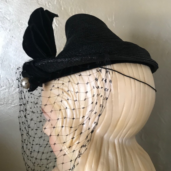 INTRIGUING 1930s\' BLACK TILT STRAW HAT WITH VELOUR TRIM, PEARL JEWEL & VEIL main image 5